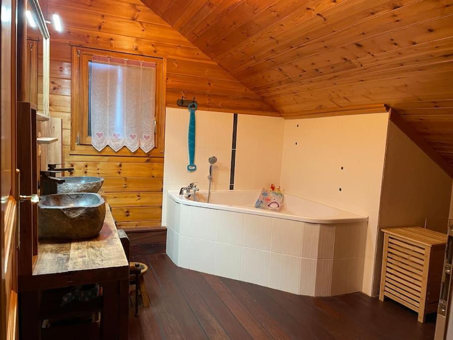 Le Chalet Blanc De Gerardmer Avec Spa Luaran gambar